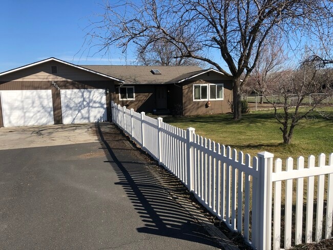 Building Photo - 2705 S 79th Ave Rental