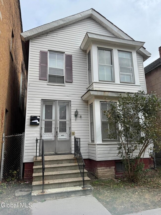 Building Photo - 528 4th Ave Unit #2 Rental