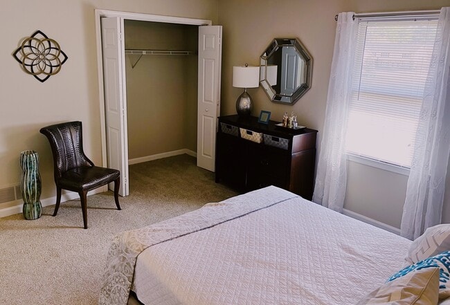 Habitación trasera - Woodglen Apartments