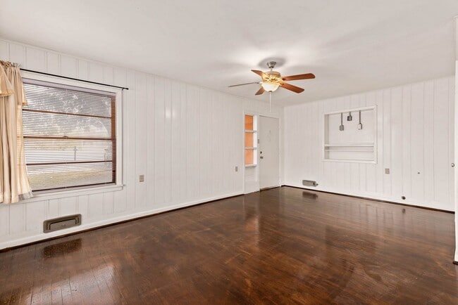 Photo - Live Close to Campus! 4 Bed/2 Bath Available for August 2026 Move-in!