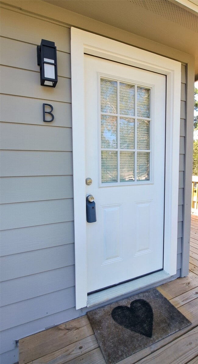 Building Photo - 605 Orangewood Dr Unit B