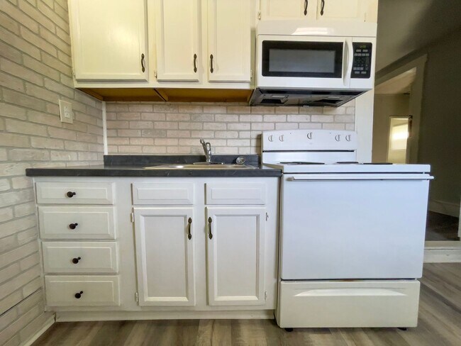 Building Photo - PRELEASING for AUGUST! Close to Campus Unit 216E