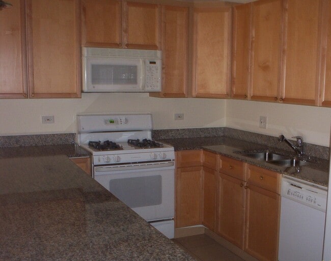 Kitchen - 821 S Western Ave Unit 2
