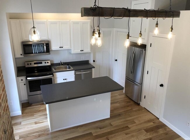 Photo - 726 W 6th St Unit 1