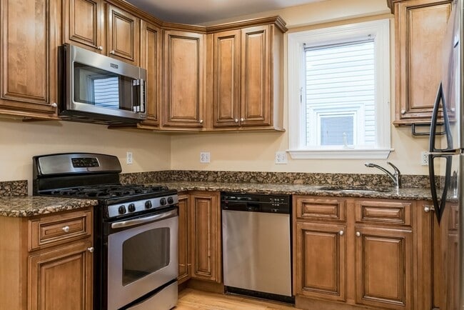 Building Photo - 164 Boylston St Unit 3 Rental