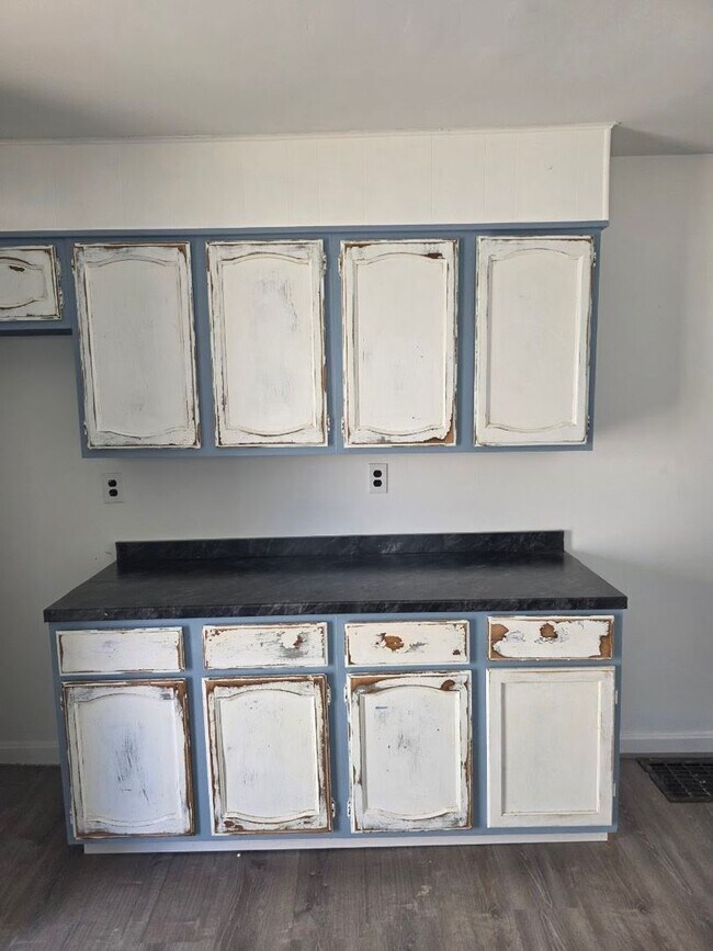 Photo - 4 Bed 1 bath $1300 Month