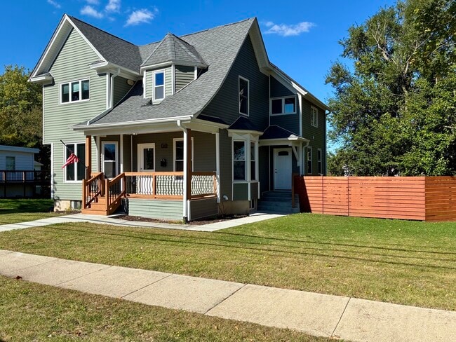 Photo - 473 E Elm St