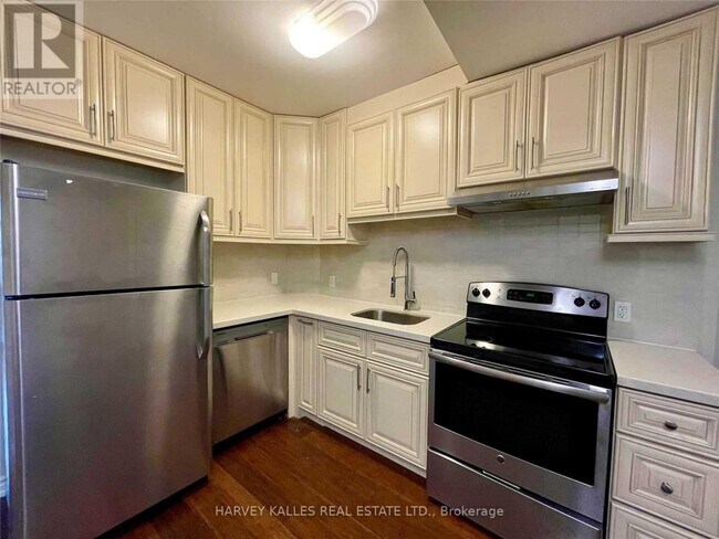 Photo - 904 Bloor St W