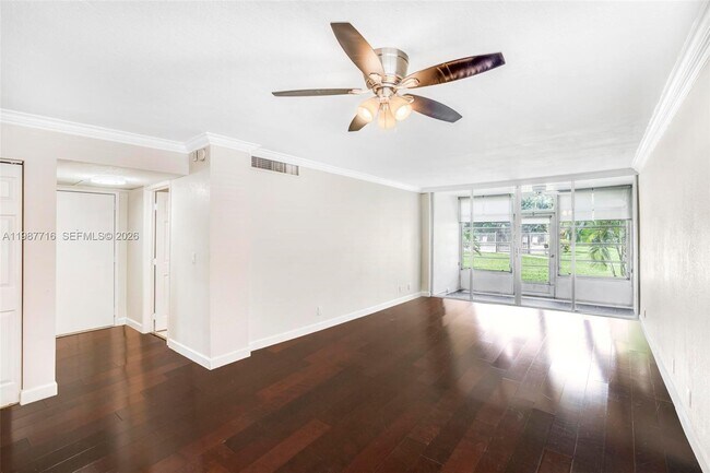 Photo - 9450 Live Oak Pl Unidad 102