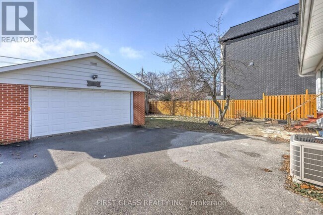 Photo - 12 Cartier Crescent