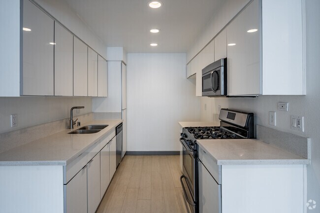 1BR, 1BA - 676SF - Eastside Apartments