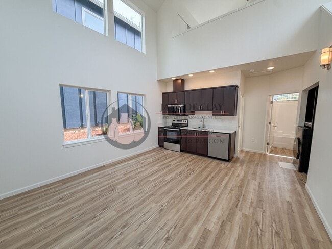 Photo - 2576 Gilbert St S