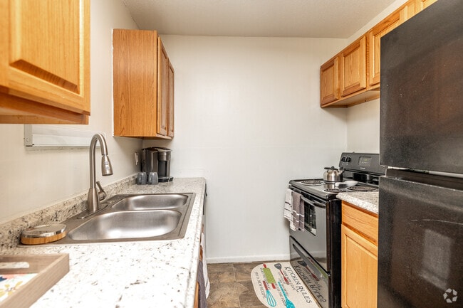 2BR, 1BA - 865 SF