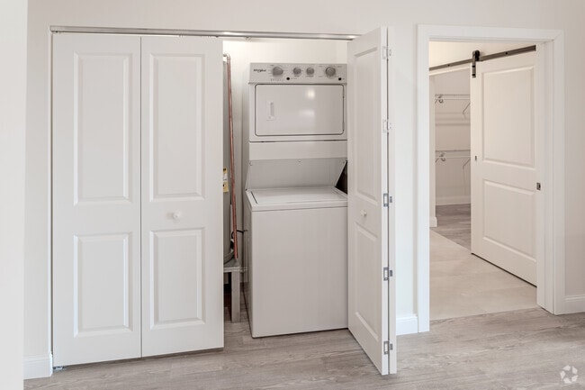 1BR, 1BA - 589 SF