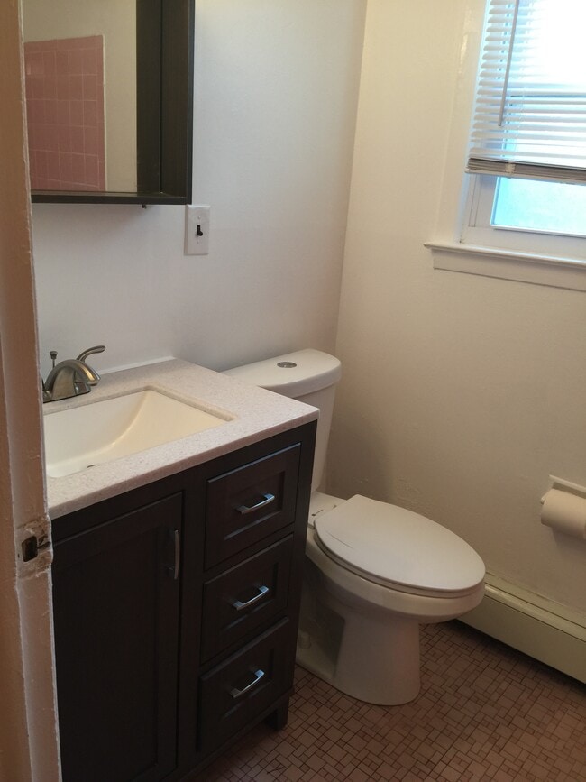 1 baño completo - 105 Garfield Ave Unidad Two family home