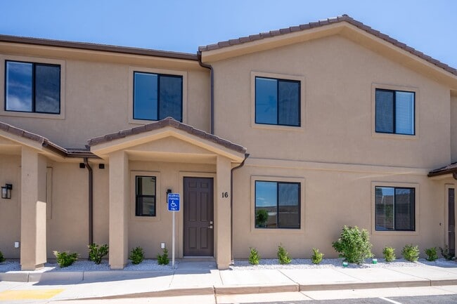 Building Photo - Newer Townhome Next to Utah Tech