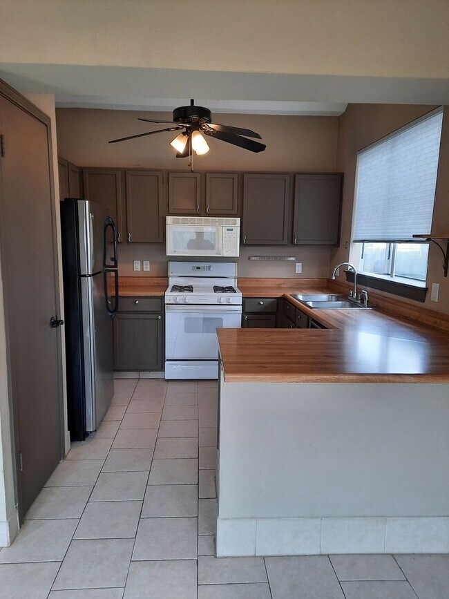 Photo - Solar-Powered Pflugerville Property - Lots... Casa