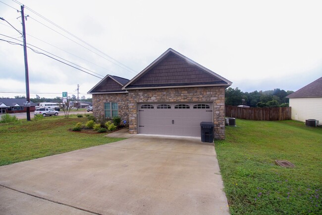 Building Photo - Newer 3 bedroom, 2 bath Phenix City Home w...