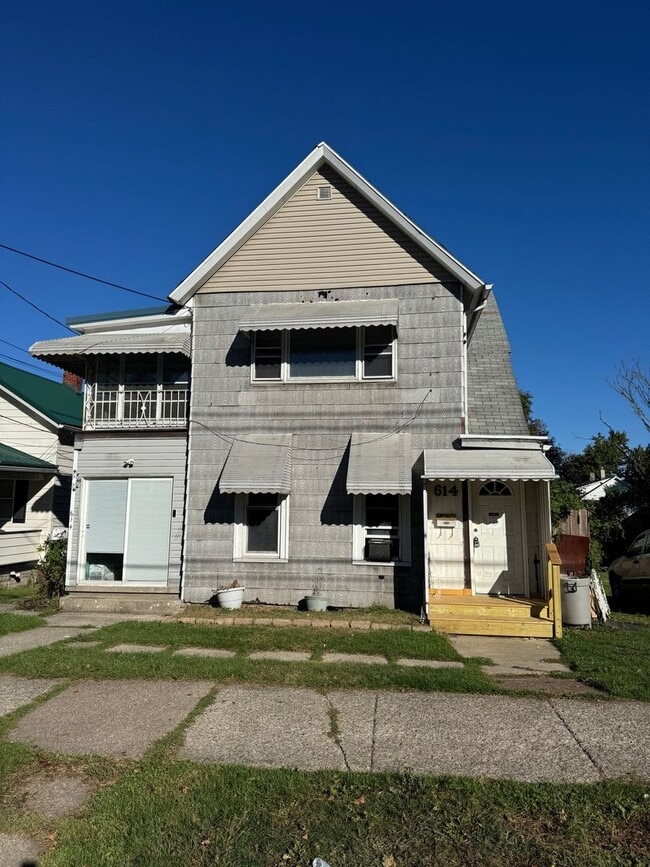 Building Photo - 3 bedroom 1 bath unit
