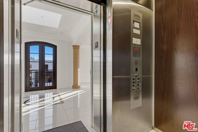 Building Photo - 462 S Maple Dr Unit PH