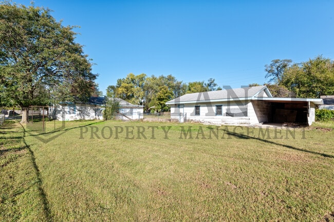 Photo - 918 N Clara St