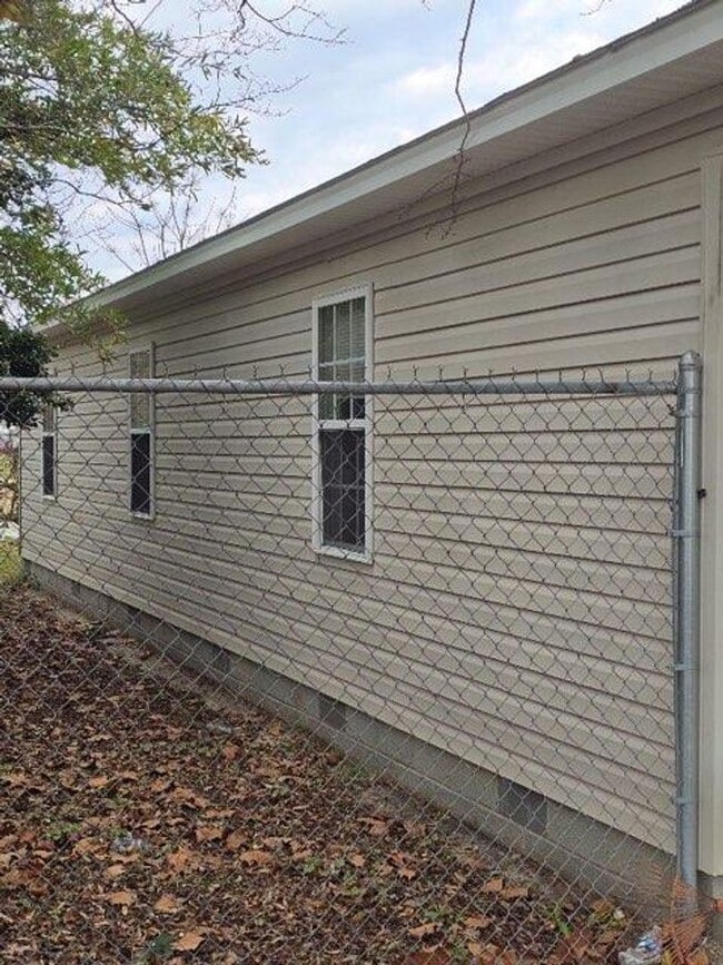 Photo - Cute Bungalow Convenient to Shopping & Restaurants!