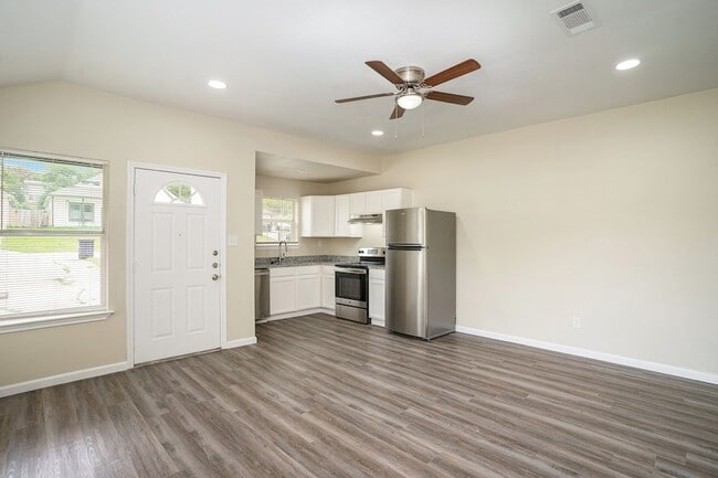 Photo - 2200 Brookes St