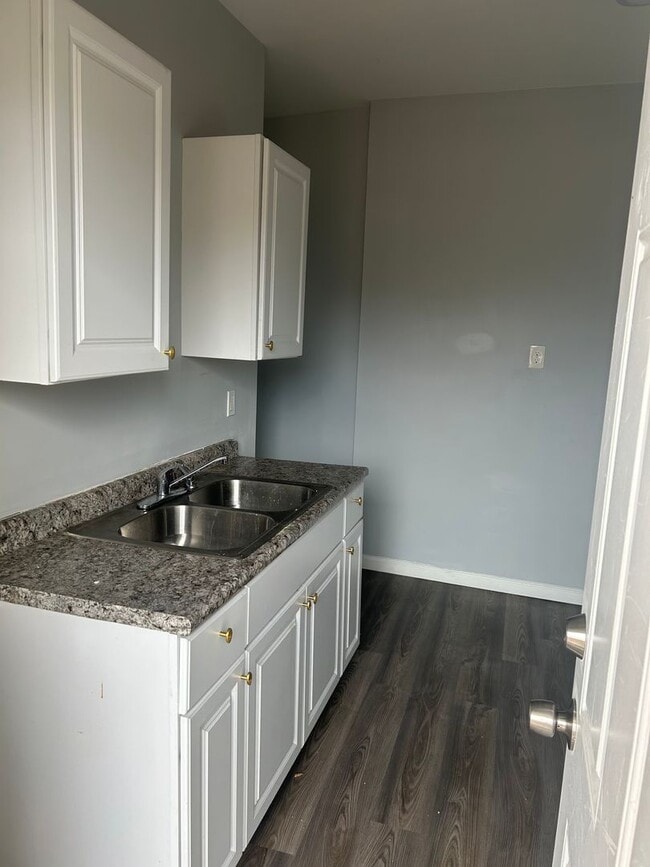 Building Photo - 1bd Apt e 185th/Lakeshore Blvd Section 8 Unit 11