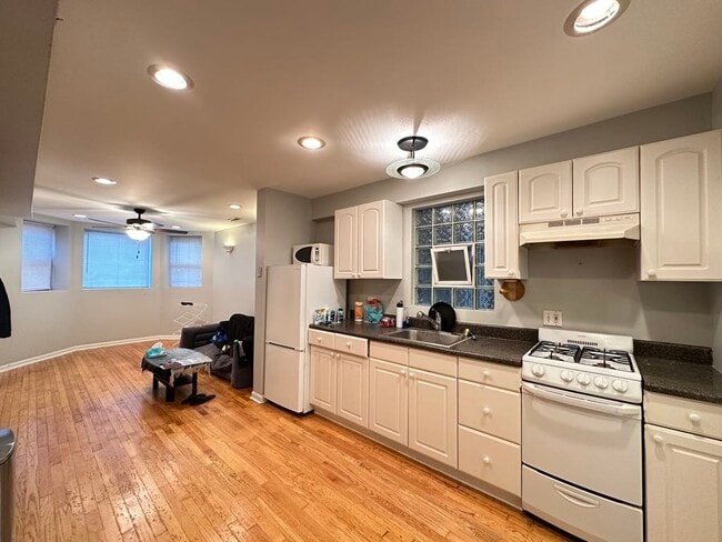 Photo - 1322 N Claremont Ave Unit J05P