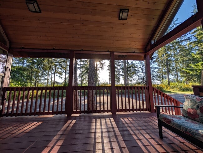 Building Photo - Private 1 bed/1 bath Cabin in gated resort with view of Rainier