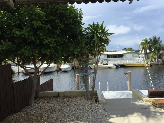 1791 SE 4th St Unidad Waterfront with Dockage