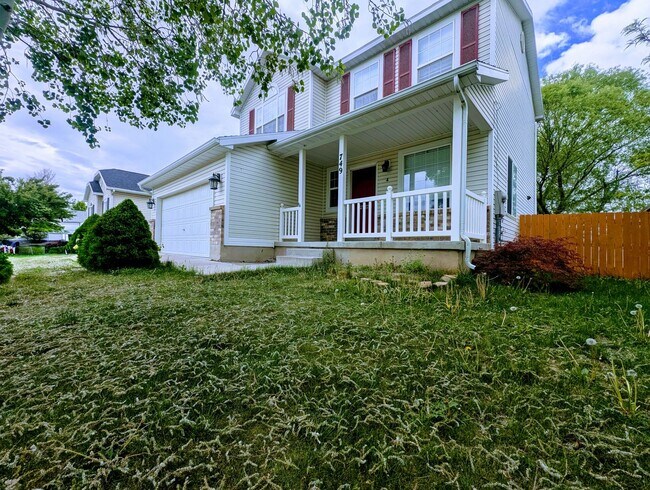 Building Photo - Lovely Spacious Home with Large Mature Yard!