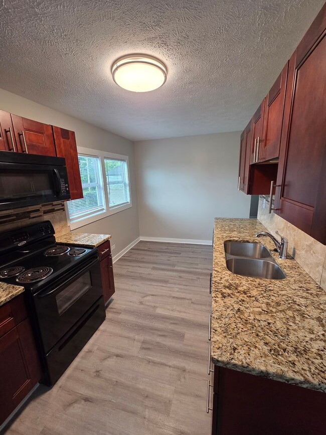 Photo - 3 bed, 2 bath, 1 car detached garage!