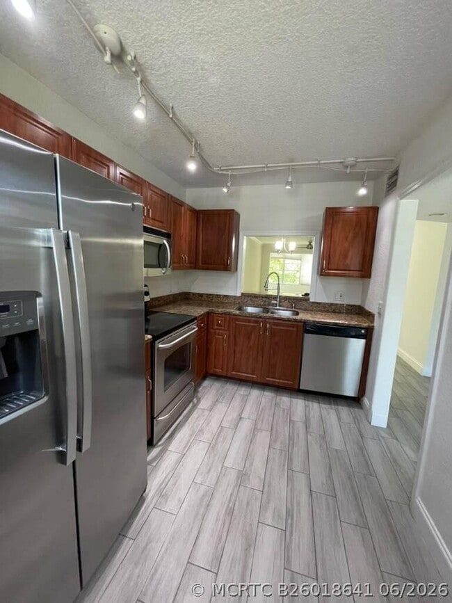 Building Photo - 2820 SW 22nd Ave Unit 211