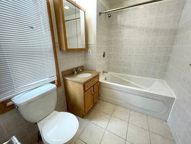 Photo - 241 W 3rd St Unidad 2