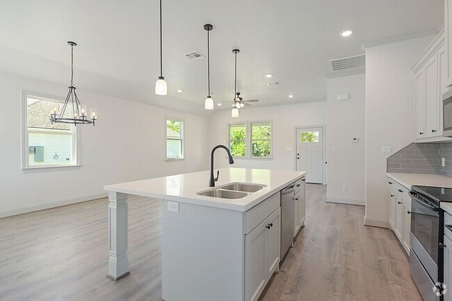 Building Photo - 1510 Echols St Rental