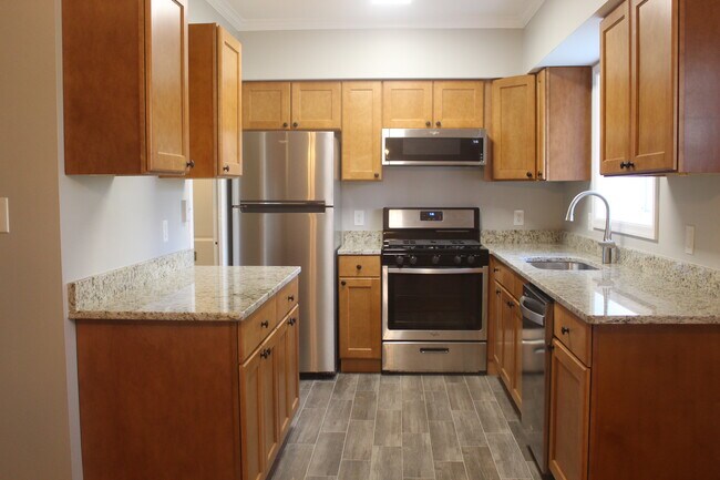 Newly renovated throughout! Kitchen features granite countertops and maple cabinets. - 1128 Valley Dr Casa Adosada