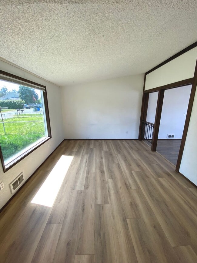 Building Photo - 3bd/1 Ba Rambler in Spanaway Rental
