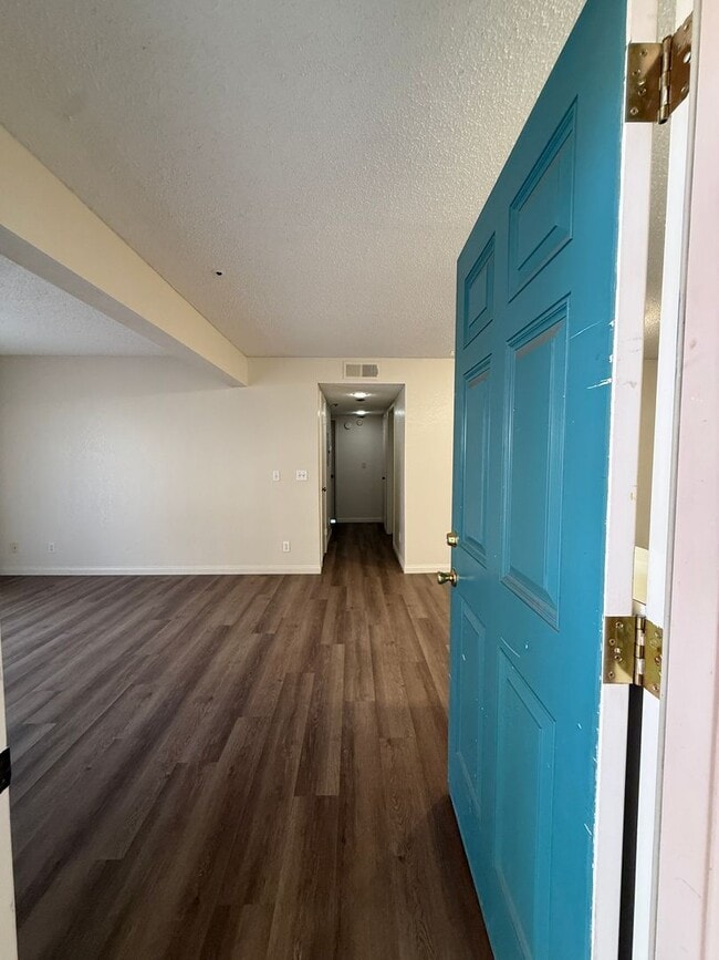 Photo - Downstairs Corner Condo in the Gated Commu... Unidad L110