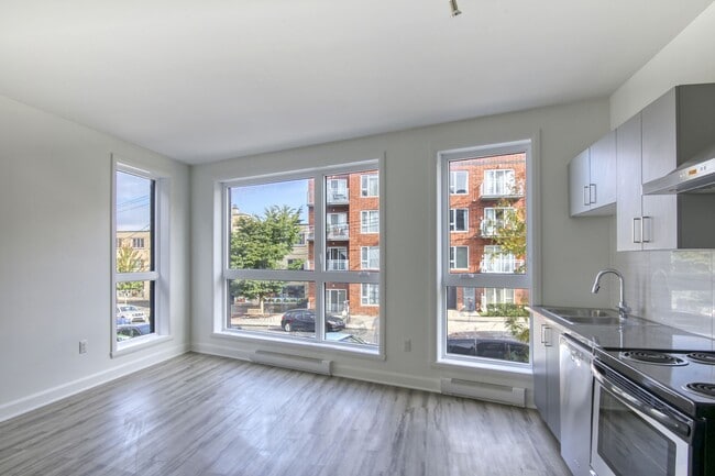 Building Photo - 6600 Av. de Darlington Unit 110