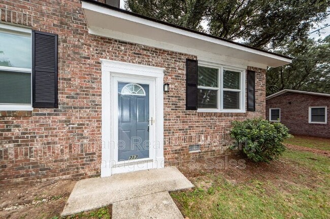 Photo - 717 Waterloo St