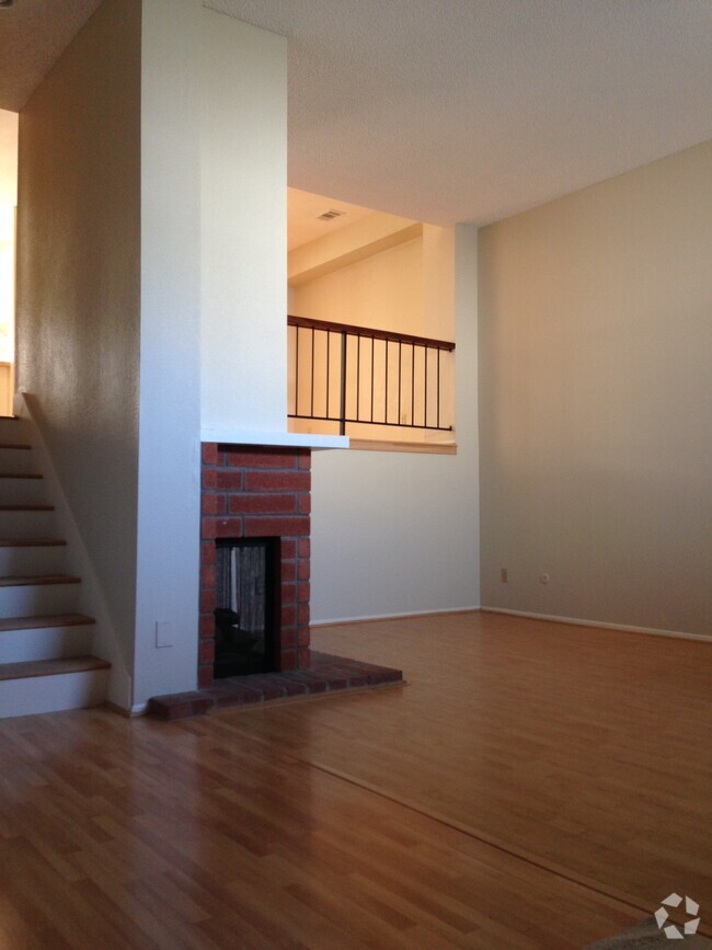 Building Photo - 4064 Mahaila Ave Unit C - bedroom without balcony Rental