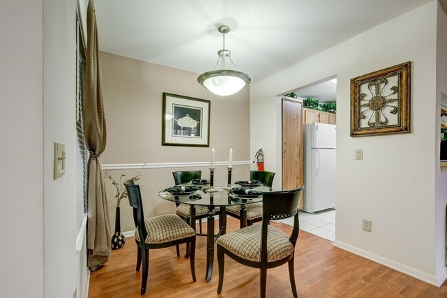 2BR, 2BA - 1,000SF - Dining Room