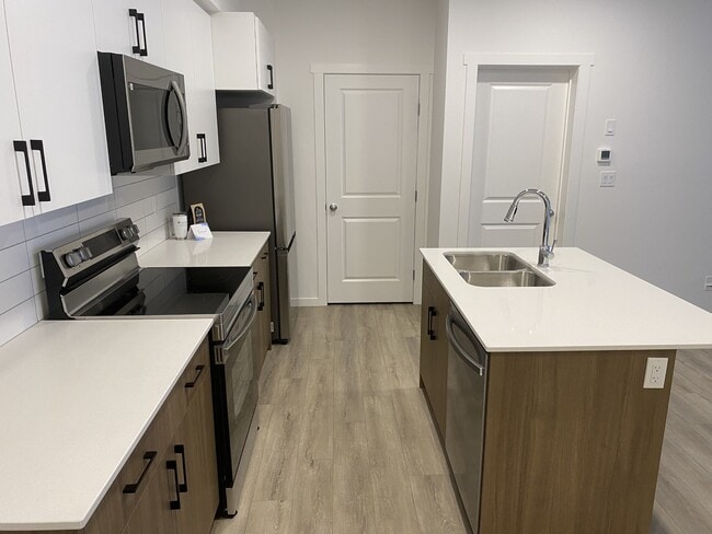 Building Photo - 9227-9228 228 St NW