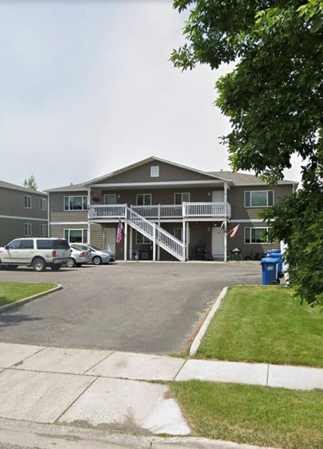 Building Photo - 1 Pet Negotiable! 3 Bed 1 Bath with Detached Garage! Centrally Located Unit 10 Michael Grove