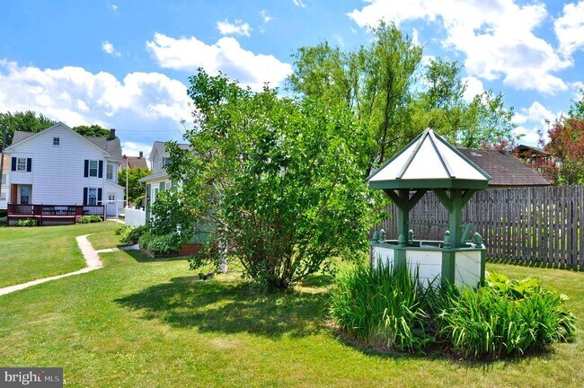33 W Forrest Ave