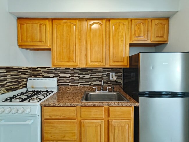 Building Photo - 7131 Marshall Rd Unit B8