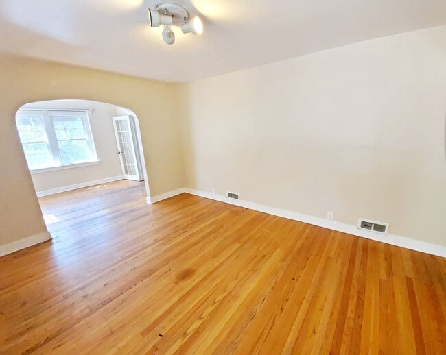 Building Photo - Aug 1st 2026/2027 Pre-leasing Close to 1.5 Blks to CSU & Old Town