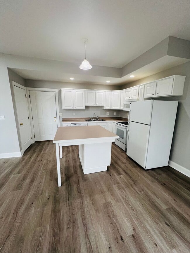 Photo - RENOVATED 4 bed 3.5 bath Duplex - Available for IMMEDIATE move in