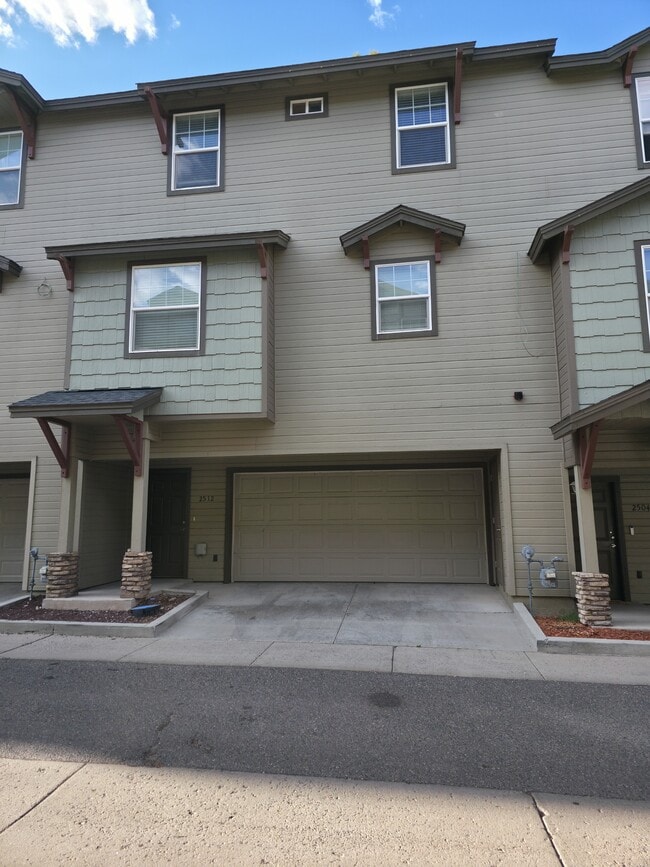 Building Photo - 2512 W Pikes Peak Dr